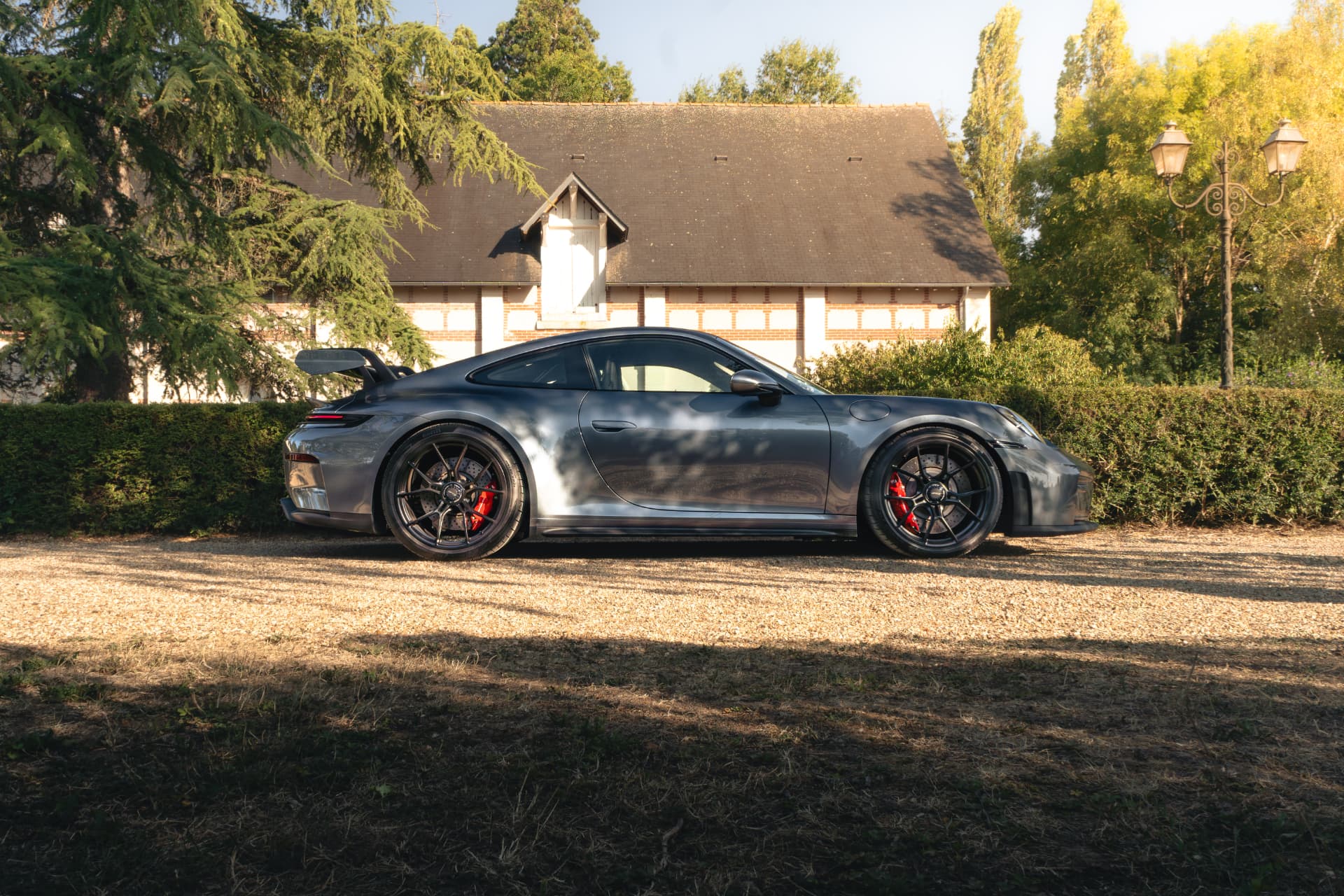 Porsche 911 GT3 grise devant une demeure du Val de Loire